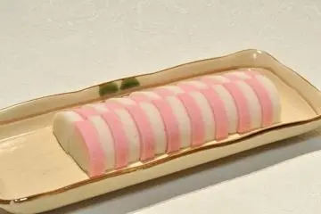 Kamaboko arranged colorfully. (Photo: <a href="https://commons.wikimedia.org/wiki/File:Kamaboko_001.jpg" target="_blank" rel="noreferrer noopener nofollow">Ocdp</a> / <a href="https://creativecommons.org/publicdomain/zero/1.0/" target="_blank" rel="noreferrer noopener nofollow">CC0 1.0</a>)