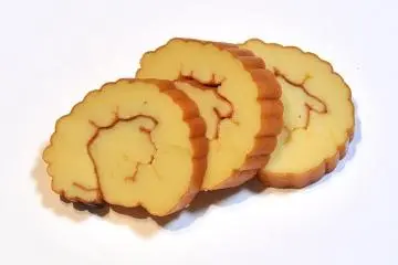 Datemaki is a sweet treat. (Photo: <a href="https://commons.wikimedia.org/wiki/File:Datemaki_001.jpg" target="_blank" rel="noreferrer noopener nofollow">Ocdp</a> / <a href="https://creativecommons.org/publicdomain/zero/1.0/" target="_blank" rel="noreferrer noopener nofollow">CC0 1.0</a>)