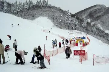 Gala Yuzawa is easy to access from Tokyo, and presents a fun, active way to spend a day out with friends (Photo: <a href="https://commons.wikimedia.org/wiki/File:Gala_Yuzawa_02.jpg" target="_blank" rel="noreferrer noopener nofollow">Roodee</a> / <a href="https://creativecommons.org/licenses/by/2.0/" target="_blank" rel="noreferrer noopener nofollow">CC BY 2.0</a>)