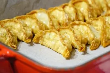 A cooking class is a fun way to spend time with friends and learn a new skill! (Public Domain)