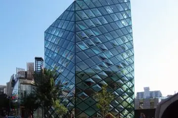 Photo: <a href="https://commons.wikimedia.org/wiki/File:PRADA_BOUTIQUE_AOYAMA.jpg" target="_blank" rel="noreferrer noopener nofollow">Wiiii</a> / <a href="https://creativecommons.org/licenses/by-sa/3.0/deed.en" target="_blank" rel="noreferrer noopener nofollow">CC BY-SA 3.0</a>