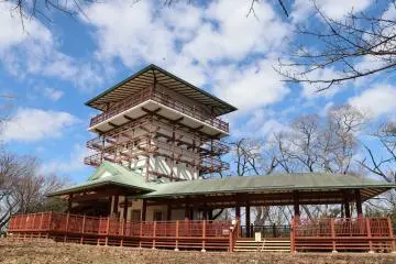 Viewing platform on the site of Masugata Castle (Photo: <a href="https://upload.wikimedia.org/wikipedia/commons/d/d2/Viewing_platform_on_the_summit_of_Mt._Masugata.jpg" target="_blank" rel="noreferrer noopener nofollow">Osumi Akari</a>)