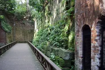 Sarushima fortress' brick walls (Photo: <a href="https://commons.wikimedia.org/wiki/File:Sarushima_fort.JPG" target="_blank" rel="noreferrer noopener nofollow">Haragayato</a> / <a href="https://creativecommons.org/licenses/by/2.0/" target="_blank" rel="noreferrer noopener nofollow">CC BY 2.0</a>)