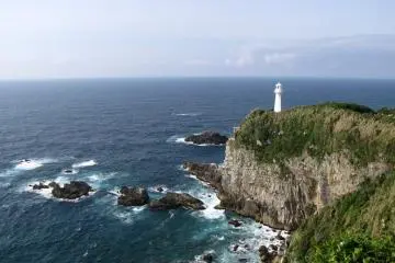The underwater tower is also part of the Ashizuri-Uwakai National Park (Photo: <a href="https://commons.wikimedia.org/wiki/File:Ashizurimisaki-cape_01.JPG" target="_blank" rel="noreferrer noopener nofollow">日:Muramasa</a> / <a href="https://creativecommons.org/licenses/by-sa/3.0/deed.en" target="_blank" rel="noreferrer noopener nofollow">CC BY-SA 3.0</a>)