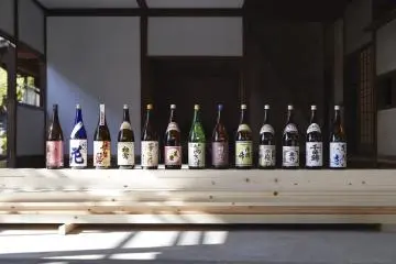 Sample a variety of sake (Photo: SAVOR JAPAN)