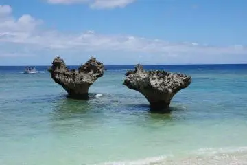 Heart-shaped rocks at Kouri Island (Photo: <a href="https://commons.wikimedia.org/wiki/File:Heart-shaped_rocks_at_Kouri_Island_202006.jpg" target="_blank" rel="noreferrer noopener nofollow">Kugel~commonswiki</a> / <a href="https://creativecommons.org/licenses/by-sa/4.0/deed.en" target="_blank" rel="noreferrer noopener nofollow">CC BY-SA 4.0</a>)