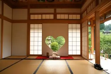 The heart-shaped window is also known as the window of happiness (Photo: <a href="https://commons.wikimedia.org/wiki/File:Inome-Window_of_Shojuin_guest_room_in_Okuyamada,_Ujitawara,_Kyoto_August_11,_2018_01.jpg" target="_blank" rel="noreferrer noopener nofollow">Hunini</a> / <a href="https://creativecommons.org/licenses/by-sa/4.0/deed.en" target="_blank" rel="noreferrer noopener nofollow">CC BY-SA 4.0</a>)