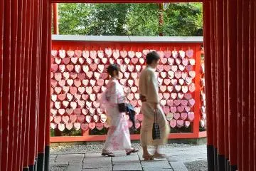 The shrine has heart shaped ema, plus rows of torii arches (Photo: <a href="https://flickr.com/photos/60035031@N06/12503170143/" target="_blank" rel="noreferrer noopener nofollow">AI Case</a> / <a href="https://creativecommons.org/licenses/by-nc-nd/2.0/" target="_blank" rel="noreferrer noopener nofollow">CC BY-NC-ND 2.0</a>)