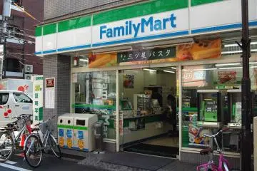 FamilyMart (Photo:  Family Mart ファミリーマート – <a href="https://www.flickr.com/photos/jpellgen/3690218087/in/photolist-6C6kgM-qqeEgX-f5Djdu-2jdQdo2-64vWBA-64rFgk-e1i5DC-nWCYfw-pSXYu7-mWTnzx-6mGxL8-7FKU1g-bk1SVS-6mGxpP-7TFaSg-e1i5iA-e1i6kf-e1cqs2-e1co8T-7XCFsb-nTqCU9-f5p5pP-e1i7Yh-e1cosB-e1i7hJ-zERtRV-2anWxkf-fu7opX-6SKmHS-WDzKG9-a91j3W-2jSXoPW-bLPV9R-e1i657-e1i3Zy-eSLRu9-mWWZCs-f5p4Kk-64vXn9-e1cnck-e1crnX-e1cnwM-f5p4gp-e1coFD-e1i6HW-e1i7tw-64rKZa-e1cn4P-mWYBsw-mWvGg4" target="_blank" rel="noreferrer noopener nofollow">jpellgen (@1179_jp)</a> / <a href="https://creativecommons.org/licenses/by-nc-nd/2.0/" target="_blank" rel="noreferrer noopener nofollow">CC BY-NC-ND 2.0</a>)