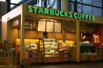 Starbucks (Photo:  osaka starbucks – <a href="https://www.flickr.com/photos/kmf164/992880750/in/photolist-2vJLRC-3Q89Kj-pvfSZj-8fLJ-QnciiL-cFxD2h-coTkGs-4JMpRY-Y5x4da-8u7p69-2tfozY-9f9x5b-87RrYY-CSU5z-9f9xf1-9f6psH-2hXjc-34zDmo-cXA3V-T5cGqv-9f6pQH-9f6pC4-9f9wRf-9f6pwa-hPidN-9f9xtU-9f9wJb-9f9xom-9f9wLu-dr9BD-9f9xaE-E24xsK-5cZk7m-cqmT1-9fk4Ua-9fk4WT-9foc69-39Azjt-5iVdJL-9fk4GP-8fRW6c-5QWnd5-f1k55j-6QVRqF-PeqTPE-PJRn2j-NyGL1i-9fk4Cx-aLqEJH-8fVbeb" target="_blank" rel="noreferrer noopener nofollow">kmf164</a> / <a href="https://creativecommons.org/licenses/by-sa/2.0/" target="_blank" rel="noreferrer noopener nofollow">CC BY-SA 2.0</a>)
