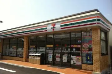 7-Eleven (Photo: <a href="https://en.japantravel.com/okinawa/fancy-banana-treats-at-7-eleven/30538" target="_blank" rel="noreferrer noopener nofollow">Noriko Duck</a> / JT)