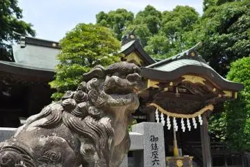 Komainu statue at Kasukabe Hachiman Shrine (Photo: <a href="https://commons.wikimedia.org/wiki/File:Komainu_hidari.jpg" target="_blank" rel="noreferrer noopener nofollow">SC36</a> / <a href="https://creativecommons.org/licenses/by-sa/3.0/deed.en" target="_blank" rel="noreferrer noopener nofollow">CC BY-SA 3.0</a>)