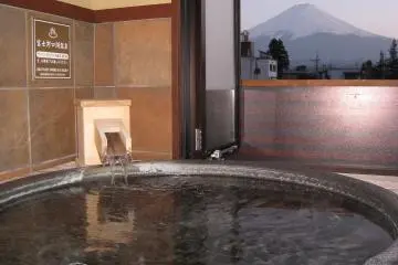 A bath with a view at the Fuji Lake Hotel (Photo: <a href="https://flickr.com/photos/_lulu/4496317541/in/photolist-7RjNye-4fQ2oh-7cbRSo-7c8446-pUFdJ6-hyjBFh-7dUAsZ-8CwB1J-7bUuGQ-7dYtQ1-7aj5fQ-7aj68h-7dYu4b-7bQCVX-7bQEg2-4fQ5Y1-7dUBc6-7c7Zhn-7d8Uys-7bUt2y-7afge6-7d51Ca-5WWkBZ-8Ctuce-7d8U47-7dYuPq-7bUrGA-7cbQuj-7c81JH-7c7ZCK-9m92Eg-7WDjdi-7aj3hJ-7aj2rQ-7afdw8-7WGv4j-7Ro7UQ-7Ro4GL-7Ro4wN-7RjGda-7afcdF-2LRMBK-9mc6yh-7c827t-4gTafm-7c7YNX-7aj6nW-7dUC16-7dUBsM-9mbTpo/" target="_blank" rel="noreferrer noopener nofollow">lu_lu</a> / <a href="https://creativecommons.org/licenses/by-nc/2.0/" target="_blank" rel="noreferrer noopener nofollow">CC BY-NC 2.0</a>)