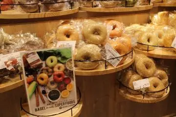 Bagel & Bagel is a chain that offers a wide variety of bagel types (Photo: <a href="https://flickr.com/photos/mirka23/27252630153/" target="_blank" rel="noreferrer noopener nofollow">Rachel Lovinger</a> / <a href="https://creativecommons.org/licenses/by-nc/2.0/" target="_blank" rel="noreferrer noopener nofollow">CC BY-NC 2.0</a>)