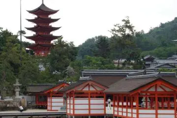 Senjokaku Pagoda and Itsukushima shrine (Photo: GetHiroshima.com)