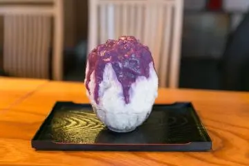 The vibrant Okinawan purple sweet potato kakigori (Photo: <a href="https://flickr.com/photos/cityfoodsters/16850066122/" target="_blank" rel="noreferrer noopener nofollow">City Foodsters</a> / <a href="https://creativecommons.org/licenses/by/2.0/" target="_blank" rel="noreferrer noopener nofollow">CC BY 2.0</a>)