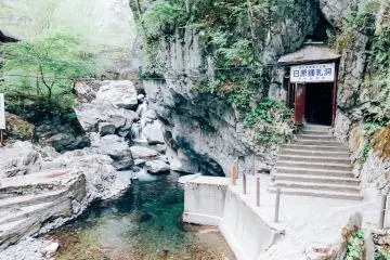 Photo: <a href="https://commons.wikimedia.org/wiki/File:Nippara_Cave_%2815317421728%29.jpg" target="_blank" rel="noreferrer noopener nofollow">Dick Thomas Johnson</a> / <a href="https://creativecommons.org/licenses/by/2.0/" target="_blank" rel="noreferrer noopener nofollow">CC BY 2.0</a>