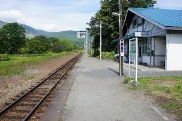 Station Inn Hirafu is said to be the only place in Japan where the station building doubles as lodging. (Photo: <a href="https://commons.wikimedia.org/wiki/File:JR_Hakodate-Main-Line_Hirafu_Station_Platform.jpg" target="_blank" rel="noreferrer noopener nofollow">Mister0124</a> / <a href="https://creativecommons.org/licenses/by-sa/4.0/deed.en" target="_blank" rel="noreferrer noopener nofollow">CC BY-SA 4.0</a>)