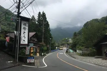 A picturesque road leading to Hossawa Falls (Photo: <a href="https://www.flickr.com/photos/mikkot02/50575714742" target="_blank" rel="noreferrer noopener nofollow">Mikhail Kotykhov</a> / <a href="https://creativecommons.org/licenses/by/2.0/" target="_blank" rel="noreferrer noopener nofollow">CC BY 2.0</a>)