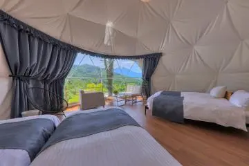 Some of the glamping tents can accommodate up to four guests (Photo: <a href="https://prtimes.jp/main/html/rd/p/000000105.000052784.html" target="_blank" rel="noreferrer noopener nofollow">ブッキングリゾート</a>)