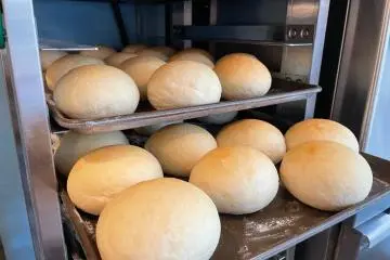The bread is baked fresh, with a simple recipe (Photo: Shimada Trading Co., Ltd.)