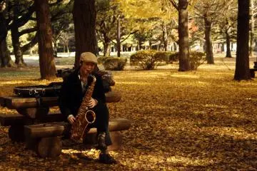 A saxophonist plays among the fallen ginkgo leaves at Yoyogi Park (Photo: <a href="https://flickr.com/photos/haribote/317020961/in/photolist-u1PhD-ua35v-utxAn-ua2sA-ujEWa-ujErt-9124gw-5GkhAW-5G81ug-ua3Br-ua3kp-aSmh5X-utxfR-utxNB-4i4q8c-4i7SZY-utwX8-4i77qG-7h5Arf-ujEHA-4iDiAH-uyk8H-4i477M-uykrM-2mLz2rN-2mLrwyQ-2mLz2hz-2mLz2WW-utwPa-2mLrsWz-2mLwWga-4i8FxA-2mLz9Fn-4iCyoF-2mLvwh3-tTtQF-tTtPQ-4i4bh4-2mLz4sS-2mLzZTm-2mLrocE-2mLzZX9-2mLrubd-2mLyUYT-4ayUyt-2mLA8yb-2mLzZzA-2mLrumP-2mLA8Dg-2mLru3T" target="_blank" rel="noreferrer noopener nofollow">haribote</a> / <a href="https://creativecommons.org/licenses/by-nc/2.0/" target="_blank" rel="noreferrer noopener nofollow">CC BY-NC 2.0</a>)