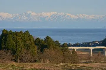 Tateyama mountain range over the sea (Photo: Onomi Village)