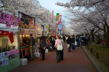 A lively atmosphere at the Expo '70 Commemorative Park (Photo: <a href="https://www.flickr.com/photos/decade_null/10035382205/" target="_blank" rel="noreferrer noopener nofollow">Aapo Haapanen</a> / <a href="https://creativecommons.org/licenses/by/2.0/" target="_blank" rel="noreferrer noopener nofollow">CC BY 2.0</a>)