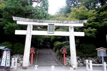 Massive Grey Torii Gate at Oharano Shrine (Photo: Yuko Kobayashi)