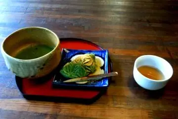 Matcha Tea and Traditional Japanese Sweets at Oharano Shrine in the hills behind Kyoto (Photo: Yuko Kobayashi)