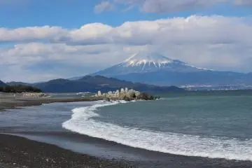 Photo: <a href="https://commons.wikimedia.org/wiki/File:Mount_Fuji_and_Miho_no_Matsubara_20170211.jpg" target="_blank" rel="noreferrer noopener nofollow">Suicasmo</a> / <a href="https://creativecommons.org/licenses/by-sa/4.0/deed.en" target="_blank" rel="noreferrer noopener nofollow">CC BY-SA 4.0</a>