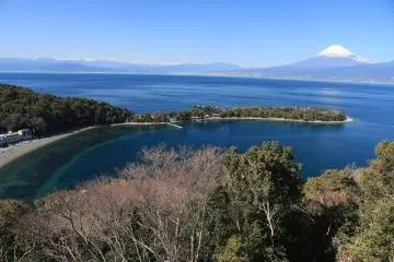 Cape Ose with a great view of Mount Fuji (Photo: <a href="https://commons.wikimedia.org/wiki/File:Cape_Ose_and_Mount_Fuji.jpg" target="_blank" rel="noreferrer noopener nofollow">Alpsdake</a> / <a href="https://creativecommons.org/licenses/by-sa/4.0/deed.en" target="_blank" rel="noreferrer noopener nofollow">CC BY-SA 4.0</a>)