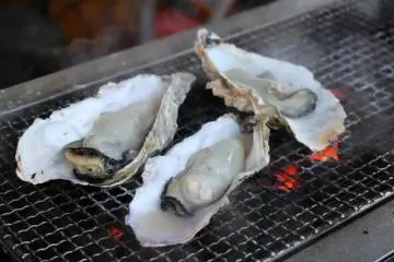 Grilling oysters (Photo: <a href="https://en.japantravel.com/miyagi/shiogama-fish-market/18618" target="_blank" rel="noreferrer noopener nofollow">Tom Roseveare</a> / JT)