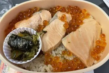 Harako-meshi (Photo:  Ekiben Harakomeshi – <a href="https://commons.wikimedia.org/wiki/File:Ekiben_Harakomeshi.jpg" target="_blank" rel="noreferrer noopener nofollow">Totti</a> / <a href="https://creativecommons.org/licenses/by-sa/4.0/deed.en" target="_blank" rel="noreferrer noopener nofollow">CC BY-SA 4.0</a>)