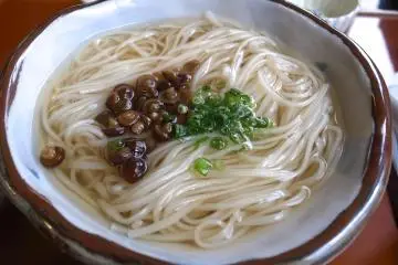 Photo:  Inaniwa Udon Noodle – <a href="https://www.flickr.com/photos/pelican/7147379729/in/photolist-bTAbYZ-bEFprW-7Z6Shm-7Z6Sro-LF79X-RscMMi-RscMMD-RscML6-48z1Vg-2gawQU6-nhaSja-hUVNGp-8neAy-2mXVfAk-6KbXJR-6Kgdqh-6KbZjv-8sJJU4-DbD29E-2kX3BUd-bpB7vu-a78ts-z9zrhD-e28Y8j-6Kg6Nd-8QSPom-5qysUz-EMmTzH-ad8om2-pNmRzB-2mRoUY9-d7XLnY-EMmTDk-DmepCT-9cKQ3E-8neAx-zstpno-nrgnbY-7WXpzG-4q8JsB-HybW1-4jBEX5-2hBz25J-4WcRXi-Dsq4Ya-zQZCHS-mt2Hr-A2FCoM-fpCfr8-ASENWo" target="_blank" rel="noreferrer noopener nofollow">pelican</a> / <a href="https://creativecommons.org/licenses/by-sa/2.0/" target="_blank" rel="noreferrer noopener nofollow">CC BY-SA 2.0</a>