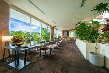 Lobby (Photo: Oriental Hotel Okinawa Resort & Spa)