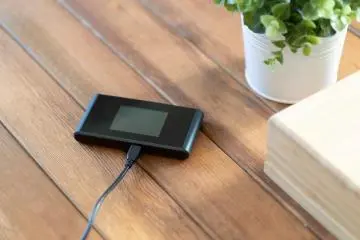 Pocket Wi-Fi (Photo: Sakarin Sawasdinaka / Shutterstock.com)
