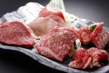 Different cuts of Kenran beef (Photo: Hagi City)