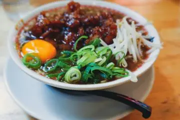Photo: <a href="https://unsplash.com/photos/white-ceramic-bowl-with-black-chopsticks-HBE4aId0vbQ" target="_blank" rel="noreferrer noopener nofollow">Susann Schuster</a> / Unsplash