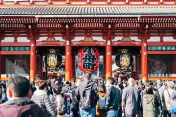 Sensoji Temple is one of Tokyo's top spots for appreciating the city's cultural side (Photo: <a href="https://unsplash.com/photos/group-of-people-standing-near-chinese-temple-during-daytime-MgbmImpjbmE" target="_blank" rel="noreferrer noopener nofollow">1986 0125</a> / Unsplash)