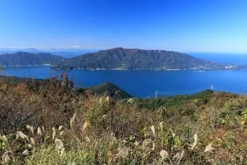 The picturesque Tsuruga Peninsula in Fukui Prefecture (Photo: <a href="https://commons.wikimedia.org/wiki/File:Tsuruga_Peninsula.jpg" target="_blank" rel="noreferrer noopener nofollow">Alpsdake</a> / <a href="https://creativecommons.org/licenses/by-sa/4.0/deed.en" target="_blank" rel="noreferrer noopener nofollow">CC BY-SA 4.0</a>)