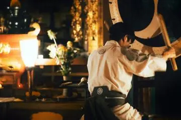 Beating a large drum (Photo: Yuranza)
