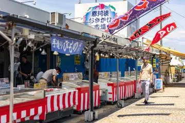 Exploring Hitachinaka’s fish market at Nakaminato (Photo: Fabien Recoquille)