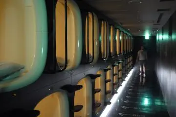 Cocoon-like lodging at capsule hotels provides a cozy sleep experience (Photo: <a href="https://www.flickr.com/photos/tobin/14189024910" target="_blank" rel="noreferrer noopener nofollow">Tobin</a> / <a href="https://creativecommons.org/licenses/by-sa/2.0/" target="_blank" rel="noreferrer noopener nofollow">CC BY-SA 2.0</a>)