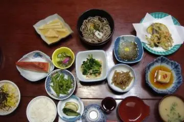 Shojin Ryori cuisine at a temple stay in Yamagata (Photo: <a href="https://en.japantravel.com/yamagata/shukubo-temple-lodging-at-mount-haguro/426" target="_blank" rel="noreferrer noopener nofollow">Alena Eckelmann</a> / JT)