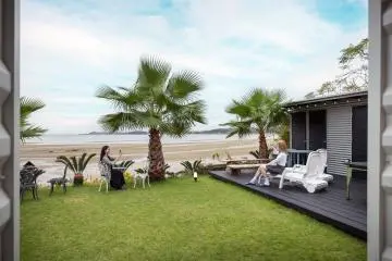 Communal lawn area (Photo: Fabien Recoquille)