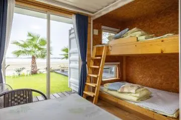 Interior of guest house (Photo: Fabien Recoquille)