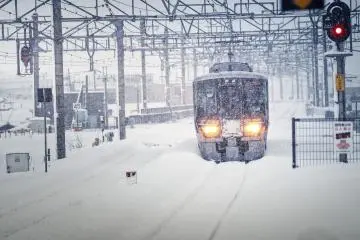 Train covered in Snow, northern part of Biwa Lake (Photo: <a href="https://pixabay.com/photos/train-snowstorm-snow-winter-6907884/" target="_blank" rel="noreferrer noopener nofollow">Kanenori</a> / <a href="https://pixabay.com/service/license/" target="_blank" rel="noreferrer noopener nofollow">Pixabay</a>)