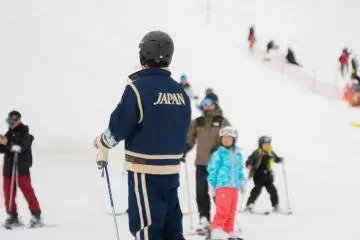 Skiing in Niigata (Photo: <a href="https://www.pexels.com/photo/skiers-on-slope-19822705/" target="_blank" rel="noreferrer noopener nofollow">Maheshwaran Shanmugam</a> / Pexels)