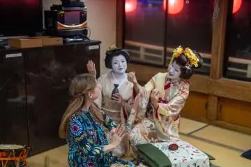 Playing traditional games with the younger geisha (Photo: Merci)